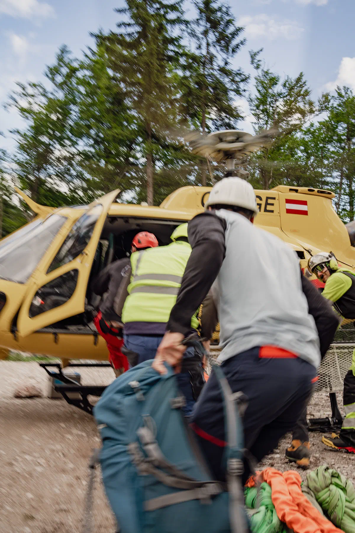 Bau-Team steigt in einen Helikopter für einen Arbeitseinsatz.